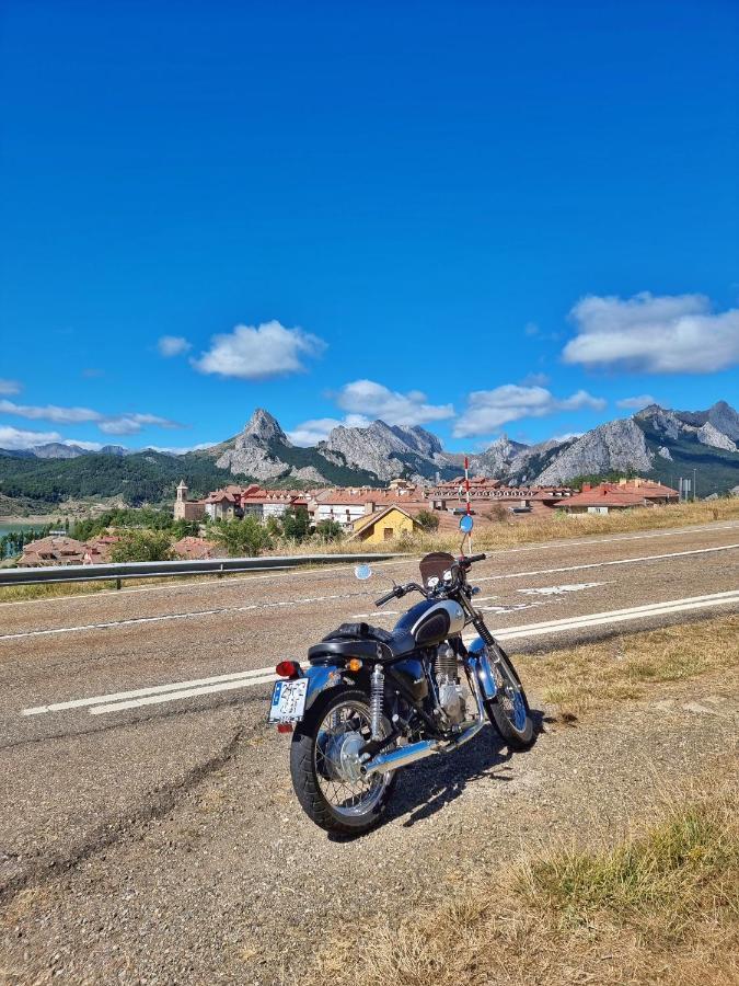 ホテル Hostal Sainz Riaño エクステリア 写真