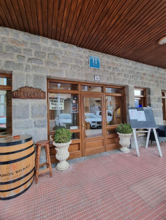 ホテル Hostal Sainz Riaño エクステリア 写真